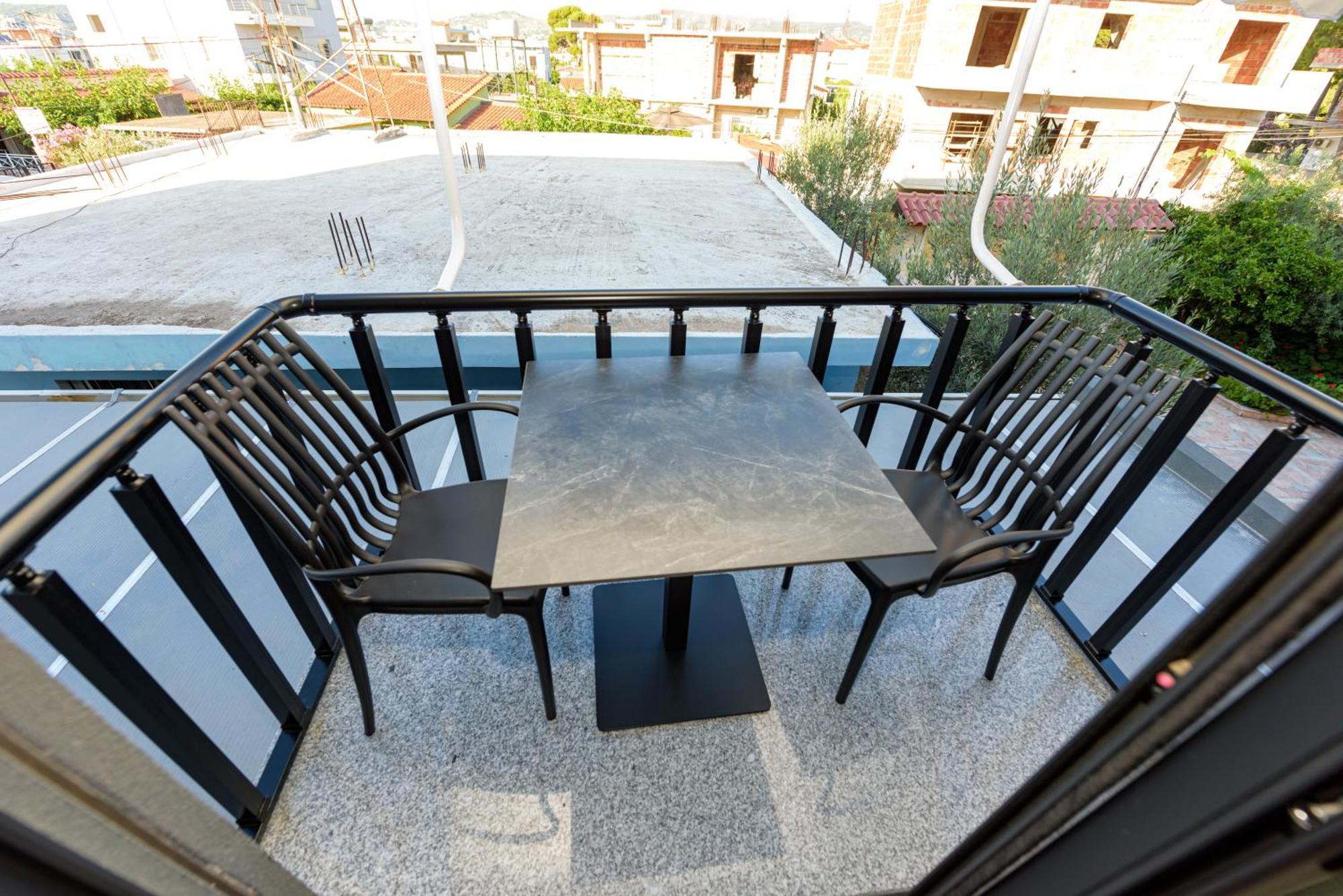 Kevin'S Aparthotel Vlorë Exterior foto